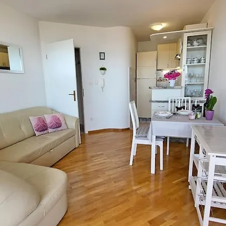 Apartment Summer Vibes Split